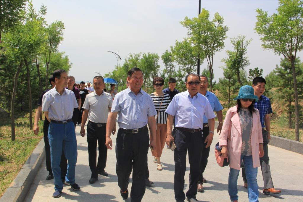 內蒙古農牧業(yè)產業(yè)化龍頭企業(yè)協(xié)會推動休閑農牧業(yè)發(fā)展——和林格爾縣青園種養(yǎng)游專業(yè)合作社考察