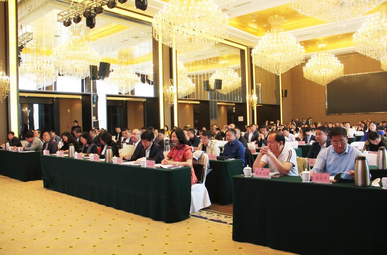 生態(tài)優(yōu)先綠色發(fā)展內(nèi)蒙古農(nóng)牧業(yè)產(chǎn)業(yè)化龍頭企業(yè)協(xié)會新一屆理事會及會員企業(yè)砥礪奮進(jìn)再創(chuàng)佳績