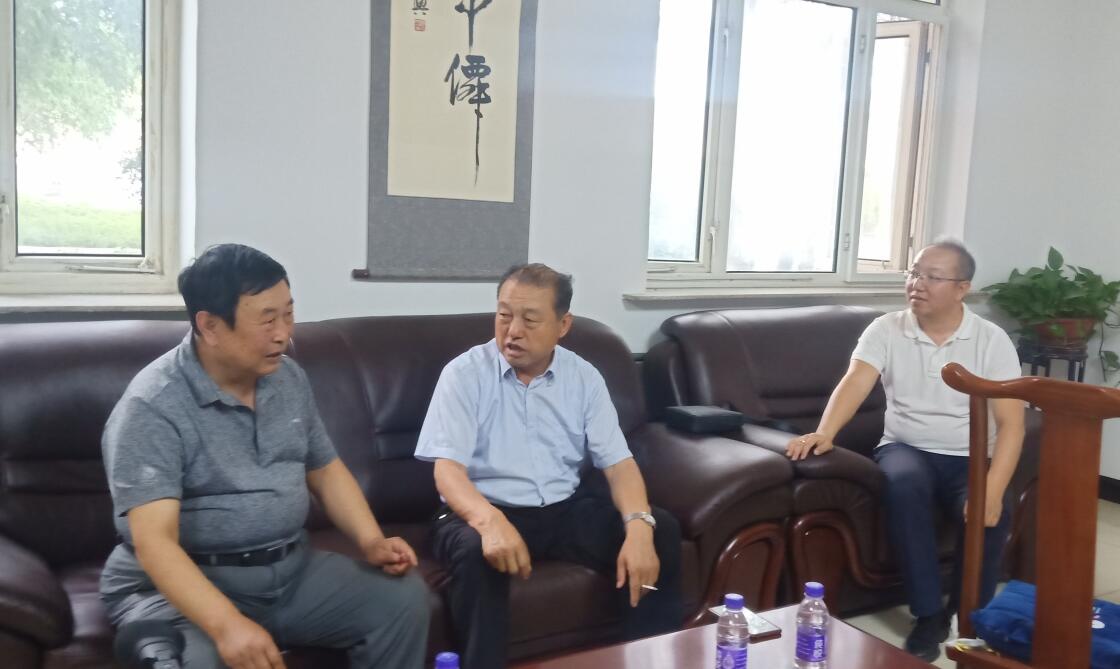 林永亮執(zhí)行會(huì)長(zhǎng)一行到內(nèi)蒙古草原萬(wàn)旗畜牧飼料有限公司和內(nèi)蒙古東方萬(wàn)旗肉牛產(chǎn)業(yè)有限公司調(diào)研