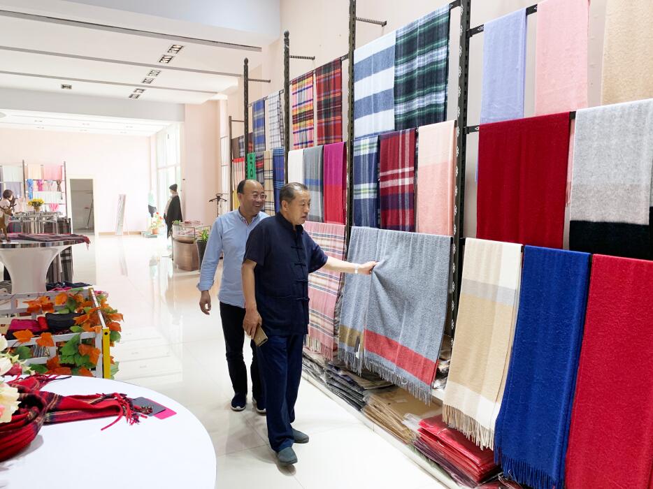 林永亮執(zhí)行會長一行到內(nèi)蒙古德升絨毛制品有限責(zé)任公司調(diào)研